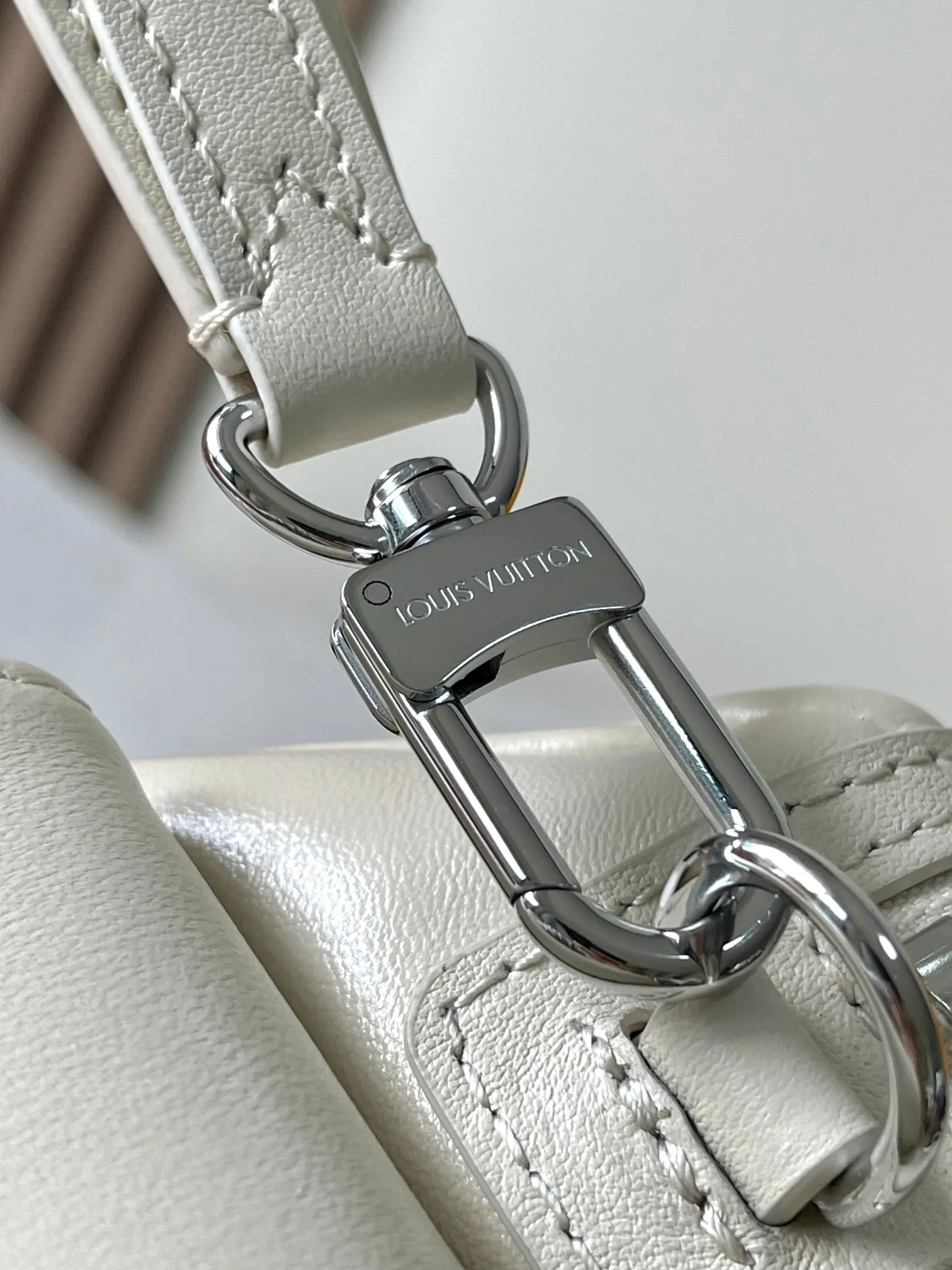 p2300 [Special grade MB original leather] This Speedy Cargo handbag Model: M12965 white 163C chip version Material: A-grade all-steel hardware, imported original cowhide Packaging: Full set of original duty-free MB packaging Dimensions: 28 x 17 x 12 cm