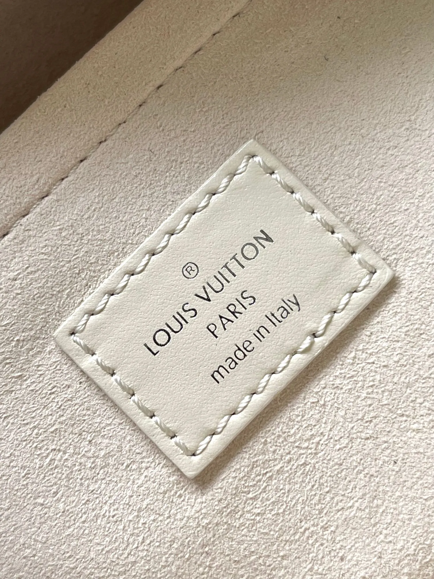 p2300 [Special grade MB original leather] This Speedy Cargo handbag Model: M12965 white 163C chip version Material: A-grade all-steel hardware, imported original cowhide Packaging: Full set of original duty-free MB packaging Dimensions: 28 x 17 x 12 cm