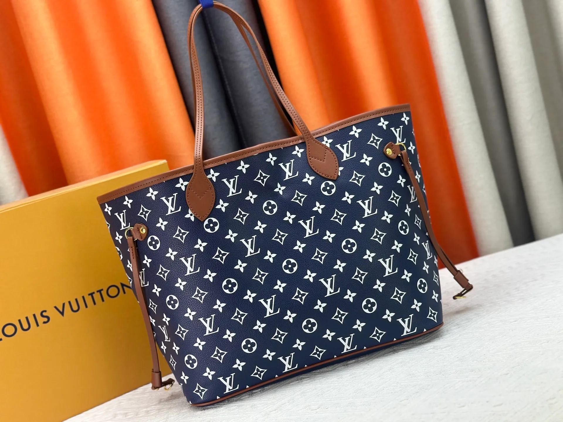 P280 Upgraded Original M45685 M40995 Neverfull handbags always meet your various handbag needs. It has a large capacity but is not bulky. It is stiff and soft to the touch, making it suitable for home and travel. Tighten the side ties and it instantly transforms into a stylish urban handbag. Loosen the straps and it transforms into a chic and practical handbag. The slender leather handle can be carried over the shoulder or between the arms. The model shown here is made of Damier Ebène canvas. Dimensions: 31.0 x 28.0 x 14.0 cm