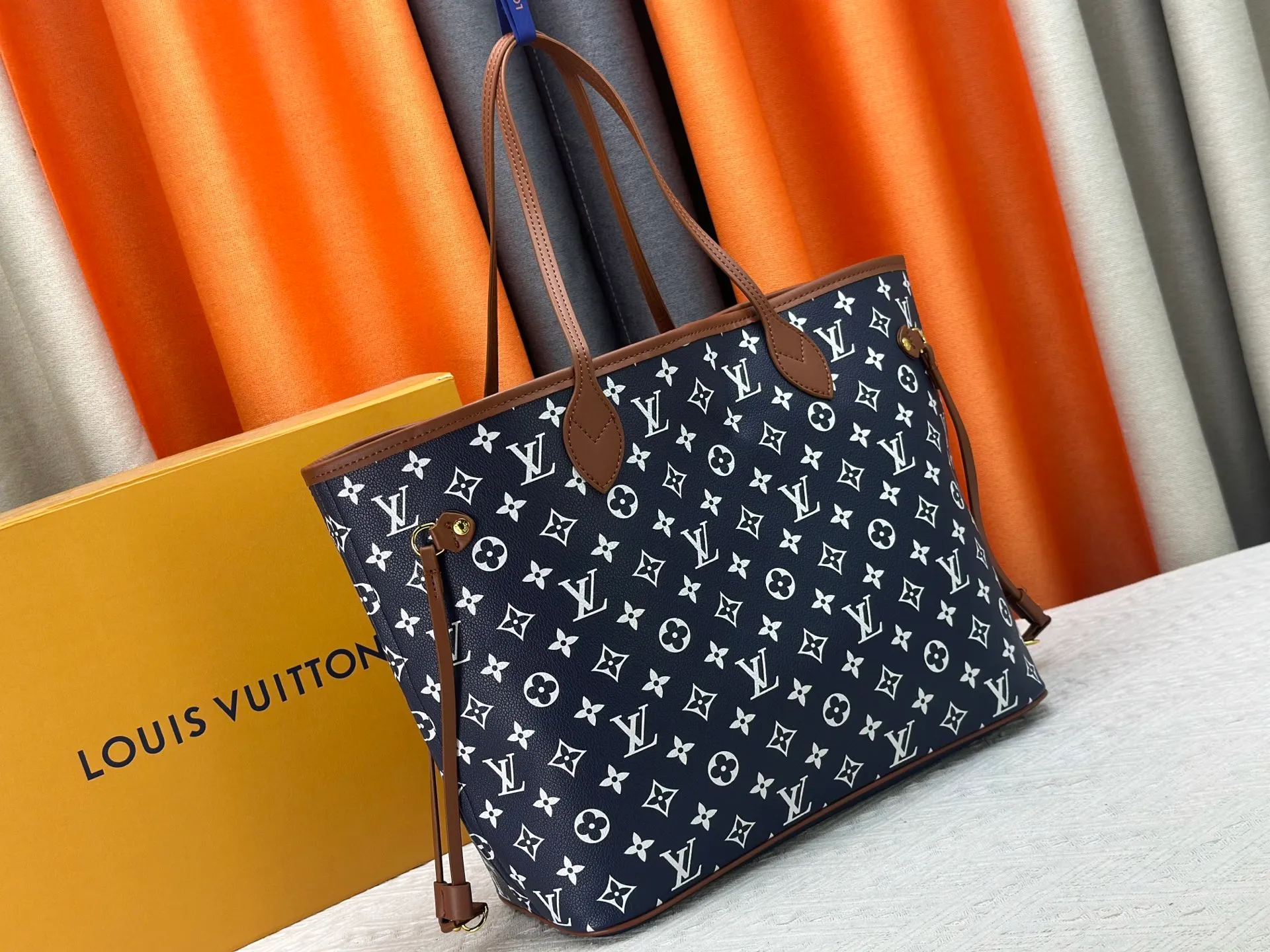 P280 Upgraded Original M45685 M40995 Neverfull handbags always meet your various handbag needs. It has a large capacity but is not bulky. It is stiff and soft to the touch, making it suitable for home and travel. Tighten the side ties and it instantly transforms into a stylish urban handbag. Loosen the straps and it transforms into a chic and practical handbag. The slender leather handle can be carried over the shoulder or between the arms. The model shown here is made of Damier Ebène canvas. Dimensions: 31.0 x 28.0 x 14.0 cm
