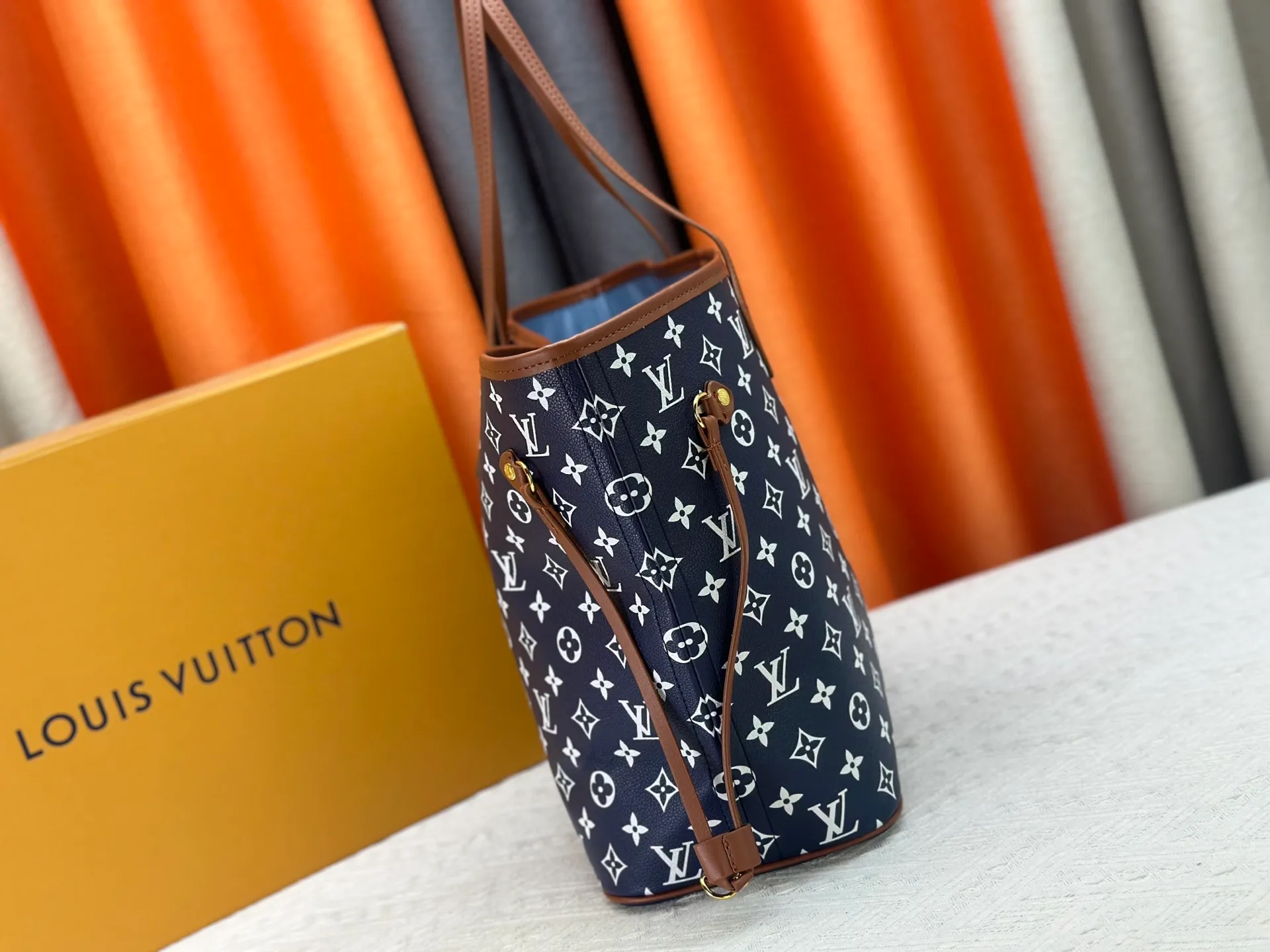 P280 Upgraded Original M45685 M40995 Neverfull handbags always meet your various handbag needs. It has a large capacity but is not bulky. It is stiff and soft to the touch, making it suitable for home and travel. Tighten the side ties and it instantly transforms into a stylish urban handbag. Loosen the straps and it transforms into a chic and practical handbag. The slender leather handle can be carried over the shoulder or between the arms. The model shown here is made of Damier Ebène canvas. Dimensions: 31.0 x 28.0 x 14.0 cm