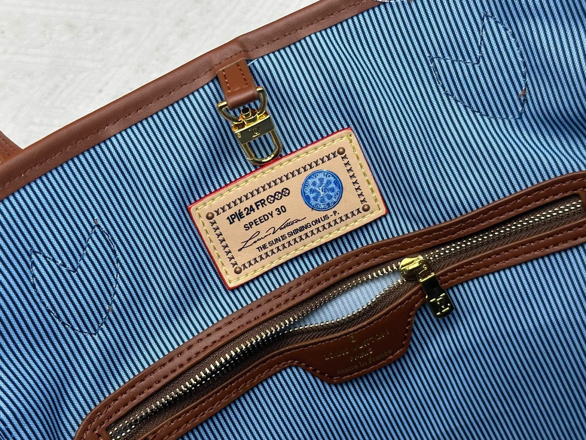 P280 Upgraded Original M45685 M40995 Neverfull handbags always meet your various handbag needs. It has a large capacity but is not bulky. It is stiff and soft to the touch, making it suitable for home and travel. Tighten the side ties and it instantly transforms into a stylish urban handbag. Loosen the straps and it transforms into a chic and practical handbag. The slender leather handle can be carried over the shoulder or between the arms. The model shown here is made of Damier Ebène canvas. Dimensions: 31.0 x 28.0 x 14.0 cm