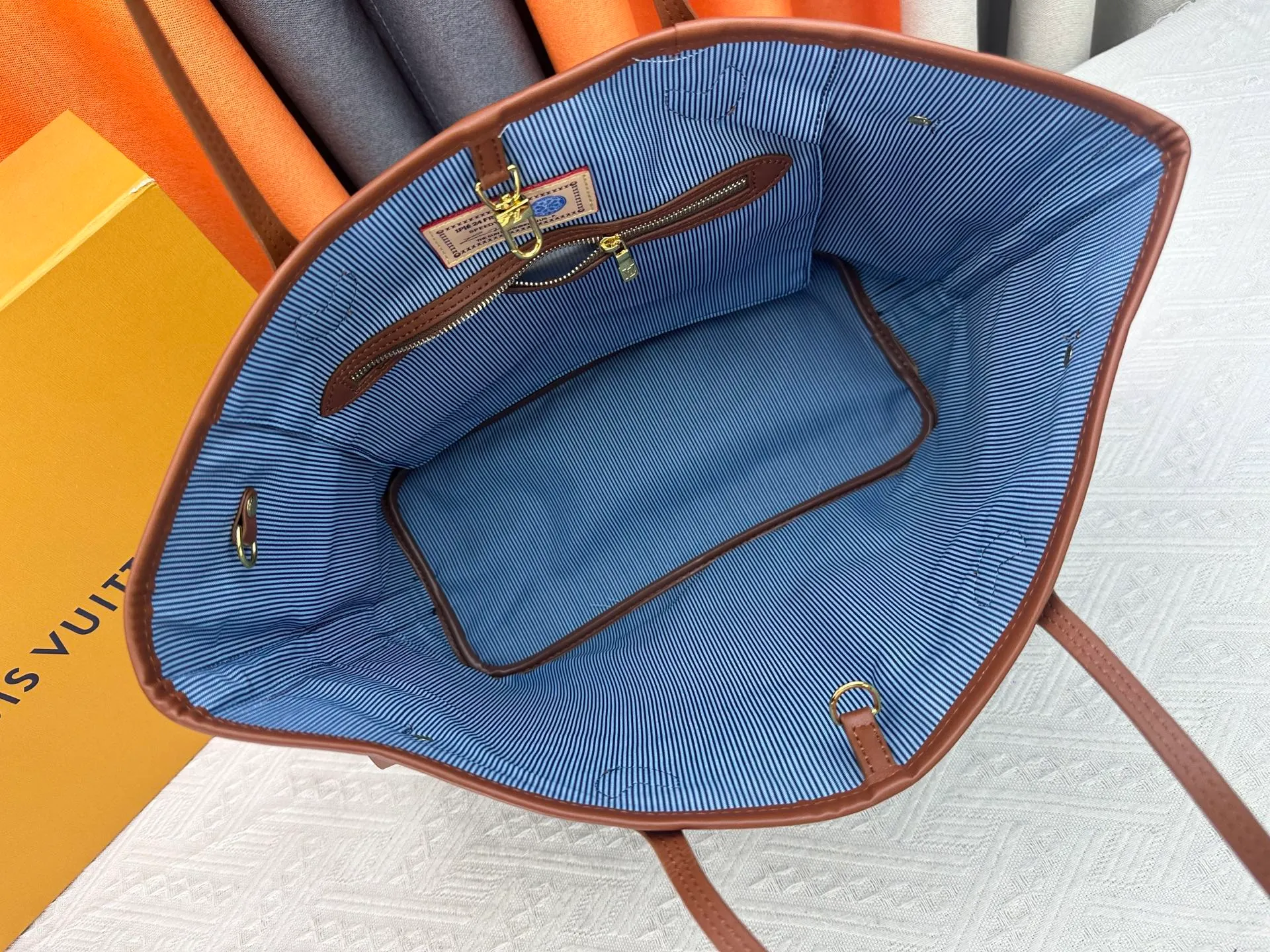 P280 Upgraded Original M45685 M40995 Neverfull handbags always meet your various handbag needs. It has a large capacity but is not bulky. It is stiff and soft to the touch, making it suitable for home and travel. Tighten the side ties and it instantly transforms into a stylish urban handbag. Loosen the straps and it transforms into a chic and practical handbag. The slender leather handle can be carried over the shoulder or between the arms. The model shown here is made of Damier Ebène canvas. Dimensions: 31.0 x 28.0 x 14.0 cm