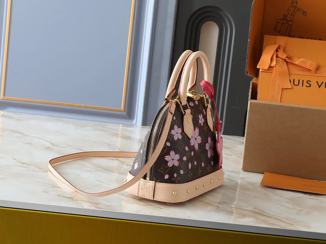 💰260💰Upgraded original M13104 M53152 [LV × TM Alma BB handbag] Sakura (Takashi Murakami) Created by Japanese artist Takashi Murakami, Maison’s brightly colored icon bag "LV × TM ALMA BB" is updated with a cheerful cherry blossom pattern that symbolizes regeneration. St adds gold hardware to Epi leather in soft pink tones to create a refined impression. You can enjoy various holding styles with the Tron handle and detachable leather strap. The interior can store daily items including large smartphones. Dimensions: 23.5 x 17.5 x 11.5 cm