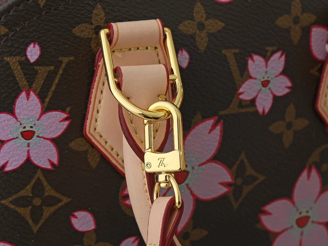 💰260💰Upgraded original M13104 M53152 [LV × TM Alma BB handbag] Sakura (Takashi Murakami) Created by Japanese artist Takashi Murakami, Maison’s brightly colored icon bag "LV × TM ALMA BB" is updated with a cheerful cherry blossom pattern that symbolizes regeneration. St adds gold hardware to Epi leather in soft pink tones to create a refined impression. You can enjoy various holding styles with the Tron handle and detachable leather strap. The interior can store daily items including large smartphones. Dimensions: 23.5 x 17.5 x 11.5 cm