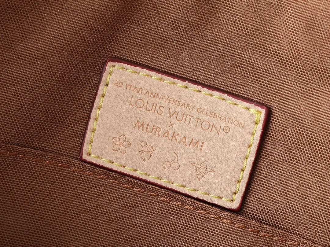 💰260💰Upgraded original M13104 M53152 [LV × TM Alma BB handbag] Sakura (Takashi Murakami) Created by Japanese artist Takashi Murakami, Maison’s brightly colored icon bag "LV × TM ALMA BB" is updated with a cheerful cherry blossom pattern that symbolizes regeneration. St adds gold hardware to Epi leather in soft pink tones to create a refined impression. You can enjoy various holding styles with the Tron handle and detachable leather strap. The interior can store daily items including large smartphones. Dimensions: 23.5 x 17.5 x 11.5 cm