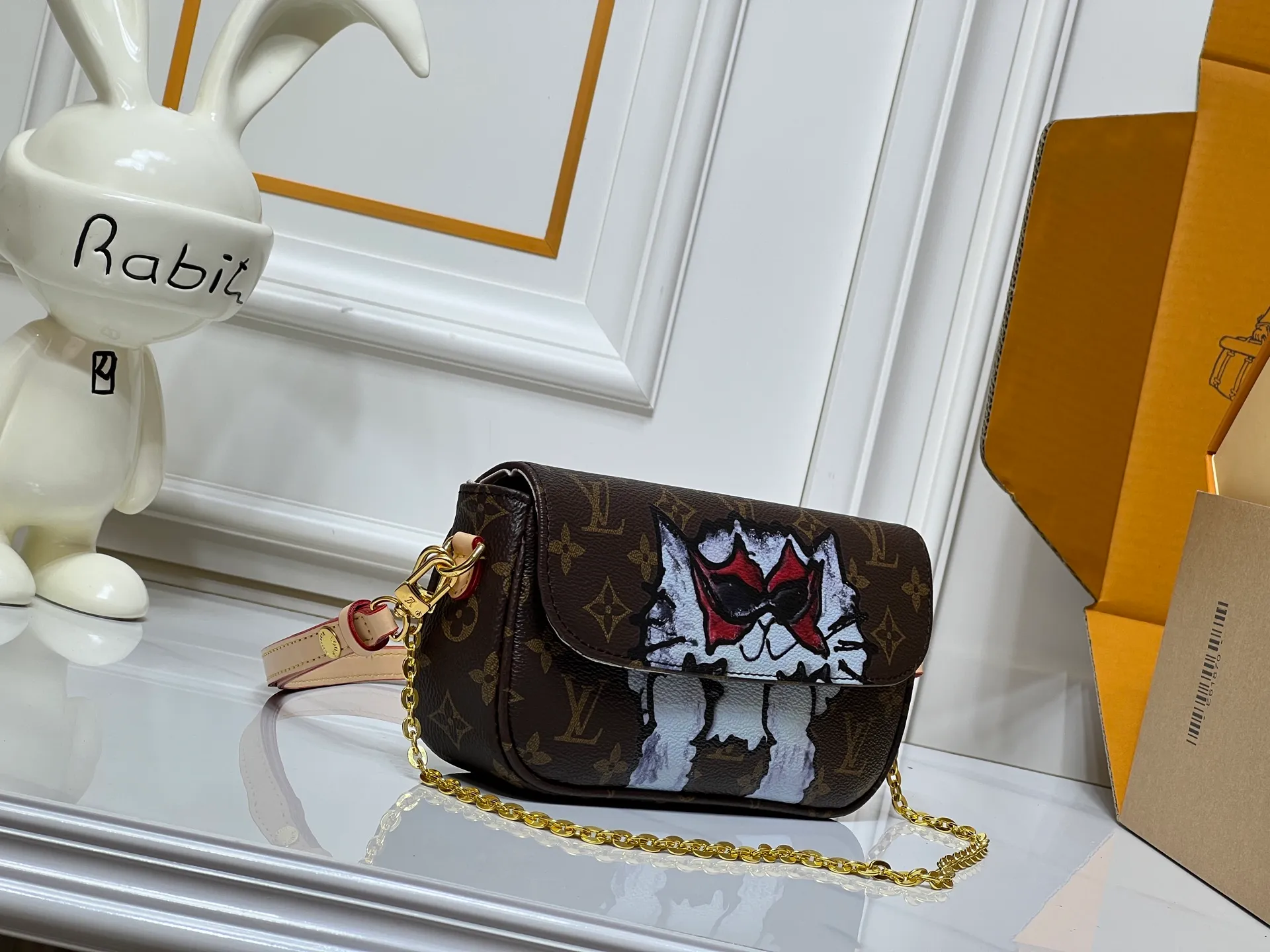 Batch 220💰M15148 M81911. LV Travels With Grace Coddington series launches this Wallet On Chain wy handbag, which presents hand-painted cat illustrations on Monogram canvas, telling the artist's love for cats. The detachable metal chain unlocks multiple carrying options, and the interior features patch pockets, zipper pockets and card compartments. Size: 23.5x12x4.3cm