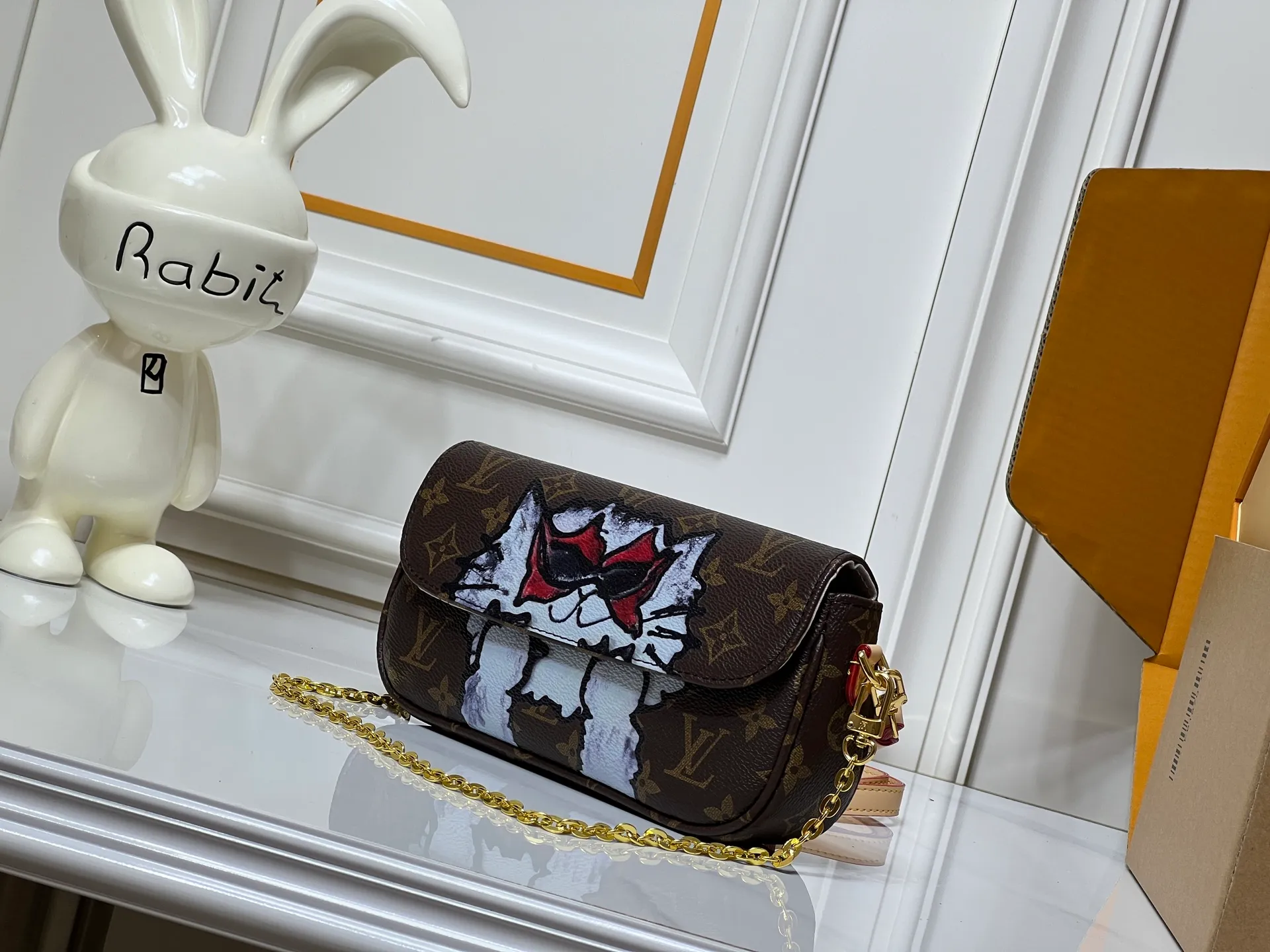 Batch 220💰M15148 M81911. LV Travels With Grace Coddington series launches this Wallet On Chain wy handbag, which presents hand-painted cat illustrations on Monogram canvas, telling the artist's love for cats. The detachable metal chain unlocks multiple carrying options, and the interior features patch pockets, zipper pockets and card compartments. Size: 23.5x12x4.3cm