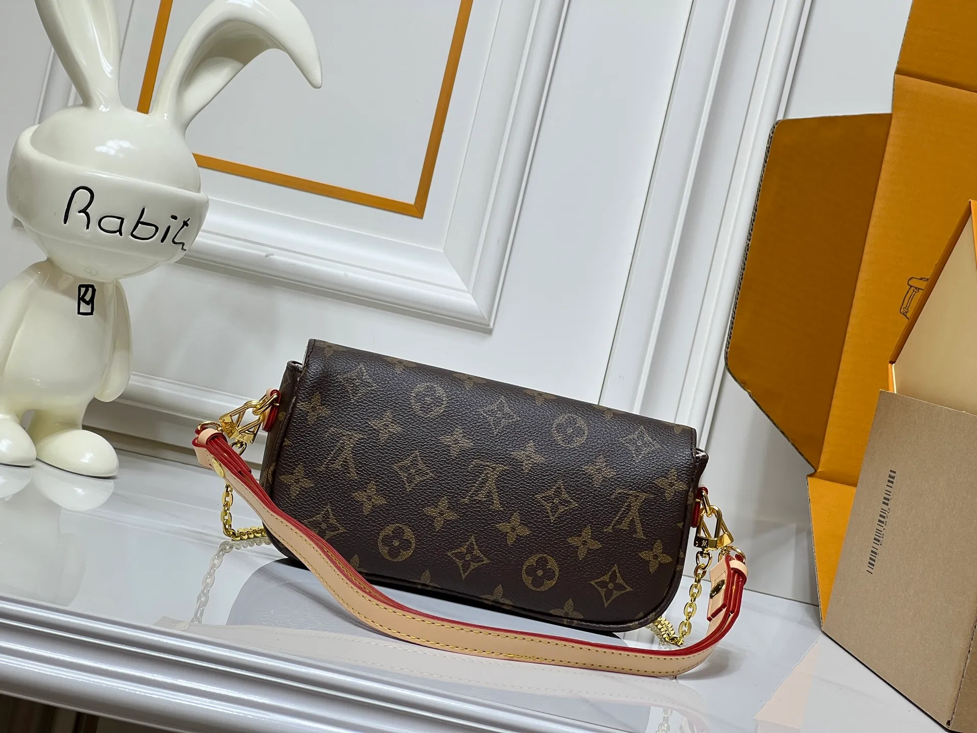 Batch 220💰M15148 M81911. LV Travels With Grace Coddington series launches this Wallet On Chain wy handbag, which presents hand-painted cat illustrations on Monogram canvas, telling the artist's love for cats. The detachable metal chain unlocks multiple carrying options, and the interior features patch pockets, zipper pockets and card compartments. Size: 23.5x12x4.3cm