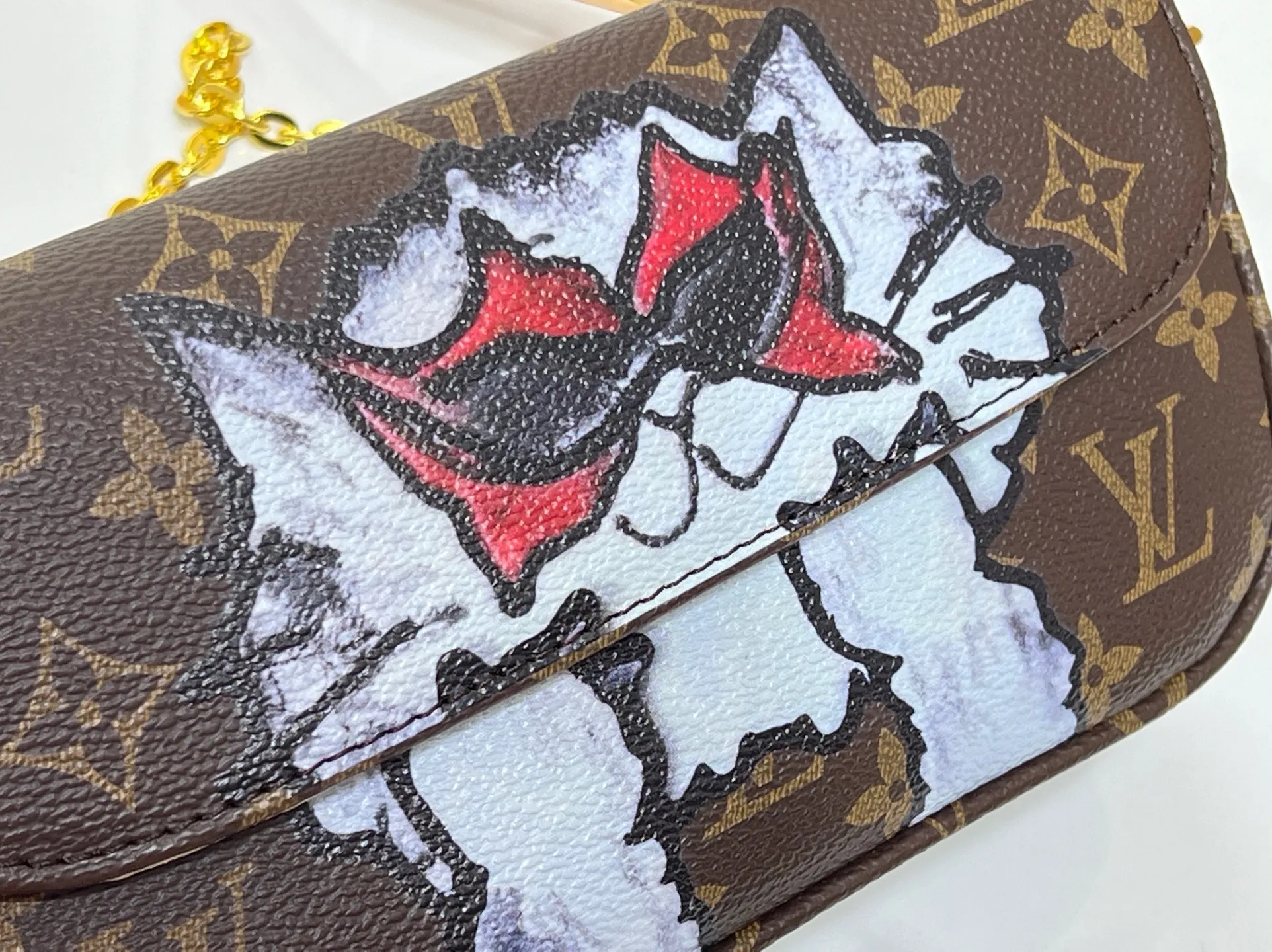 Batch 220💰M15148 M81911. LV Travels With Grace Coddington series launches this Wallet On Chain wy handbag, which presents hand-painted cat illustrations on Monogram canvas, telling the artist's love for cats. The detachable metal chain unlocks multiple carrying options, and the interior features patch pockets, zipper pockets and card compartments. Size: 23.5x12x4.3cm