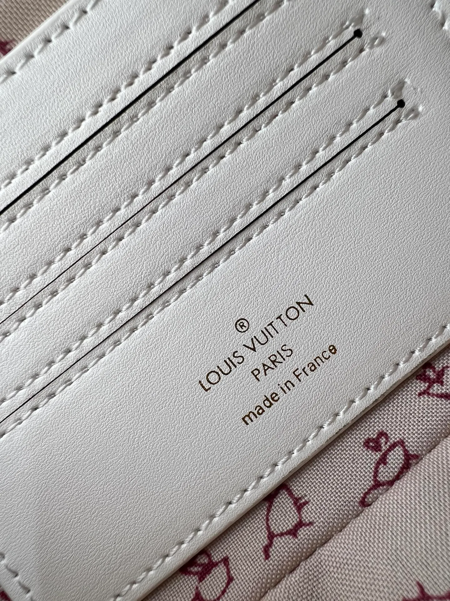 Batch 220💰M15148 M81911. LV Travels With Grace Coddington series launches this Wallet On Chain wy handbag, which presents hand-painted cat illustrations on Monogram canvas, telling the artist's love for cats. The detachable metal chain unlocks multiple carrying options, and the interior features patch pockets, zipper pockets and card compartments. Size: 23.5x12x4.3cm