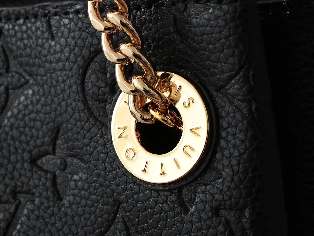 💰300💰Upgraded original M43772.M43759 M43758 This Surene MM Chain Handbag in Letter Empreinte Leather with its gold chain is as functional as it is sophisticated. Very easy to put on thanks to the leather shoulder pads and decorative chain. The large size of this suitcase means it easily fits A4 documents as well as all your daily essentials. The embossed pattern on supple leather is deep enough to stay in place for a while while still maintaining its soft feel. Size: length 37*26*15cm