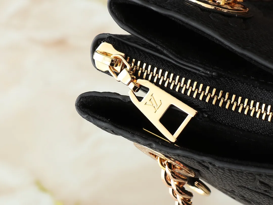 💰300💰Upgraded original M43772.M43759 M43758 This Surene MM Chain Handbag in Letter Empreinte Leather with its gold chain is as functional as it is sophisticated. Very easy to put on thanks to the leather shoulder pads and decorative chain. The large size of this suitcase means it easily fits A4 documents as well as all your daily essentials. The embossed pattern on supple leather is deep enough to stay in place for a while while still maintaining its soft feel. Size: length 37*26*15cm