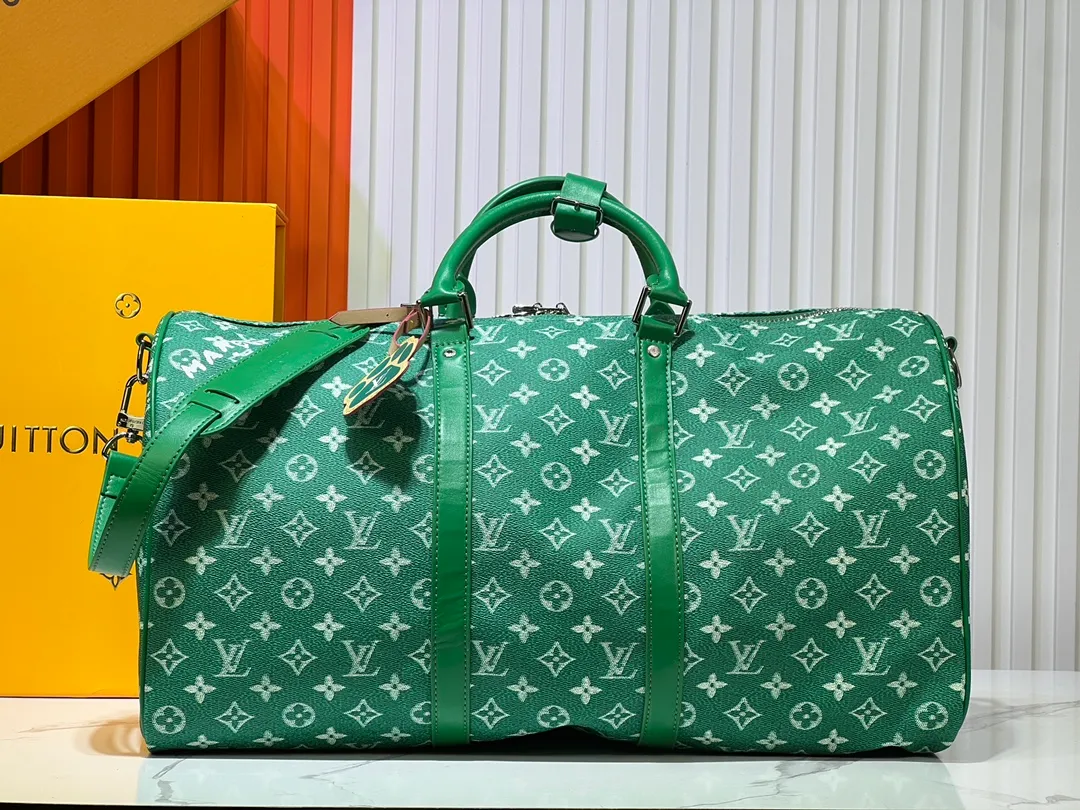 Batch 440💰M41416 Travel Bag Series Keepall Bandoulière 50cm This new version of Keepall Bandoulière is made of soft, wear-resistant Taurillon Monogram Zhx leather, dark green and fresh. Its sophisticated design is enhanced by unique details such as tonal hardware and a Louis Vuitton signature strap. Perfect for short trips or as extra carry-on luggage, this handsome, colorful bag is sure to appeal to leather lovers. Dimensions: 50 x 29 x 23 cm