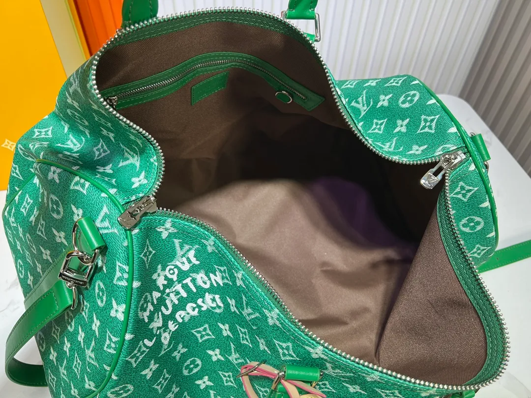 Batch 440💰M41416 Travel Bag Series Keepall Bandoulière 50cm This new version of Keepall Bandoulière is made of soft, wear-resistant Taurillon Monogram Zhx leather, dark green and fresh. Its sophisticated design is enhanced by unique details such as tonal hardware and a Louis Vuitton signature strap. Perfect for short trips or as extra carry-on luggage, this handsome, colorful bag is sure to appeal to leather lovers. Dimensions: 50 x 29 x 23 cm
