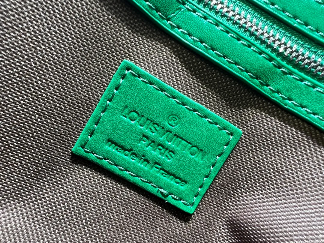 Batch 440💰M41416 Travel Bag Series Keepall Bandoulière 50cm This new version of Keepall Bandoulière is made of soft, wear-resistant Taurillon Monogram Zhx leather, dark green and fresh. Its sophisticated design is enhanced by unique details such as tonal hardware and a Louis Vuitton signature strap. Perfect for short trips or as extra carry-on luggage, this handsome, colorful bag is sure to appeal to leather lovers. Dimensions: 50 x 29 x 23 cm