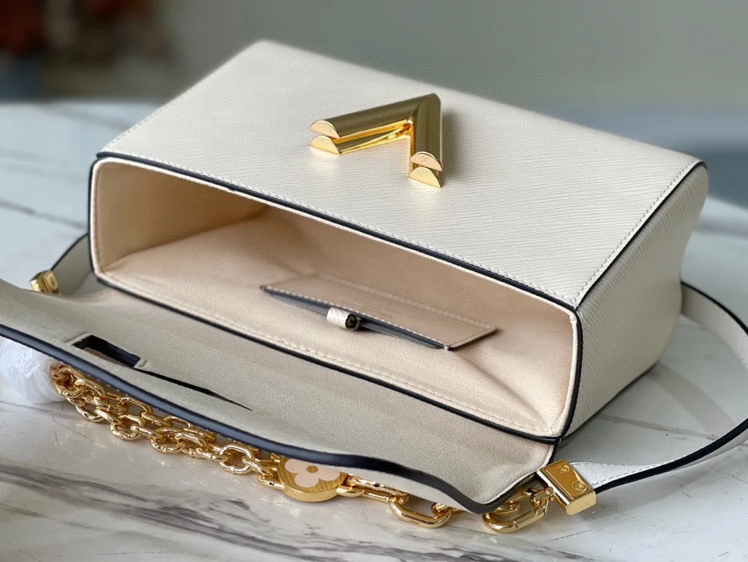 💰1160 (first-grain leather) top original single M59403 beige This Twist medium handbag is a new double chain embedded with hand-enameled Monogram flowers, which can release a feminine atmosphere whether used as decoration or to expand the carrying method. Twist twist lock continues the classic element. Dimensions: 23 x 17 x 9.5 cm