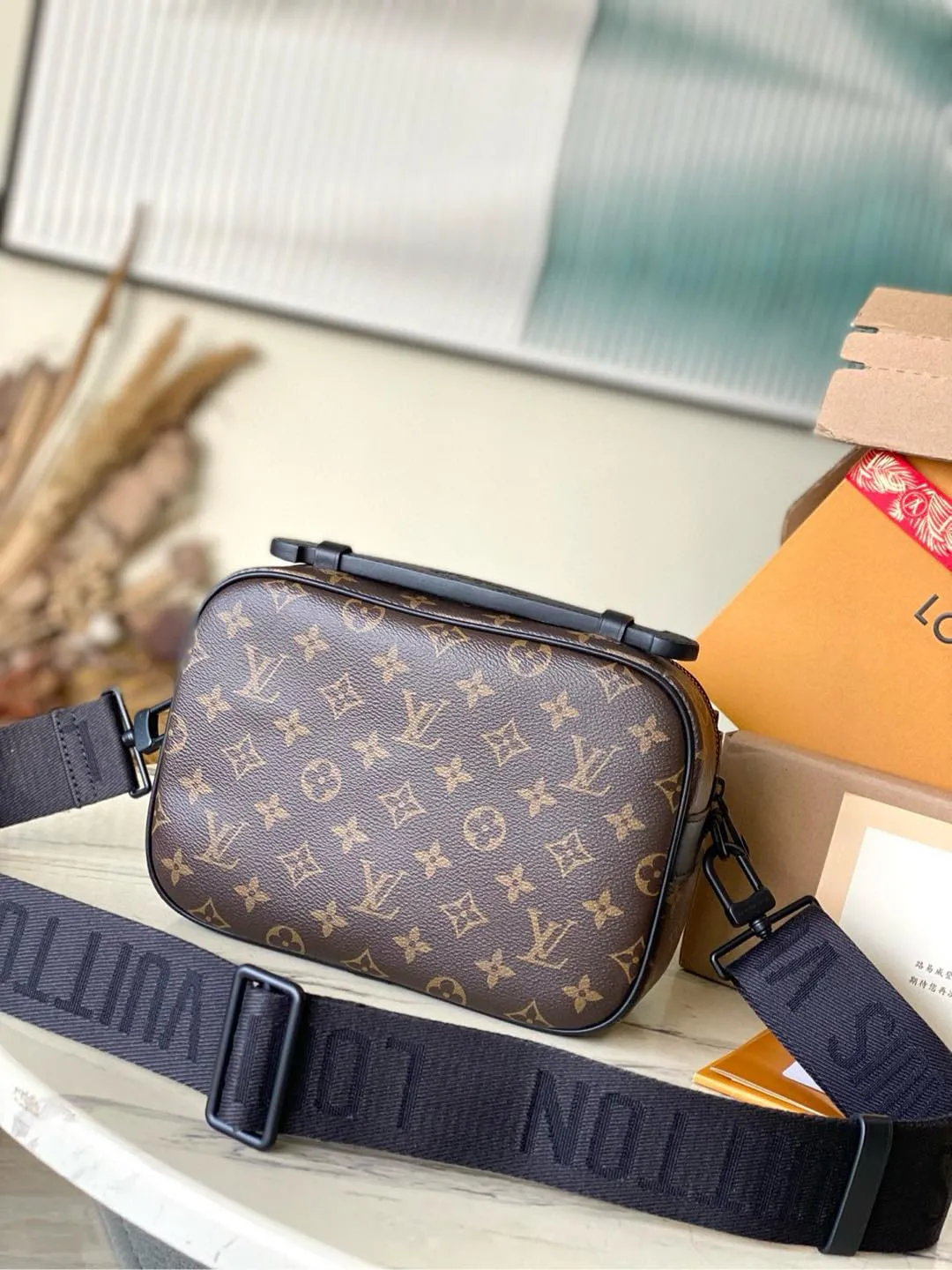 💰960 Top Original M45806 Presbyopia This S Lock messenger bag is made of Monogram Macassar canvas, and the new lock is inspired by the hard box lock designed by Georges Vuitton in 1886. Special finishing techniques give this magnetic metal lock an eye-catching, modern look. Equipped with a spacious zippered compartment, trunk-style leather handles and logo shoulder strap, it is stylish and easy to use. Dimensions: 22 x 18 x 8 cm