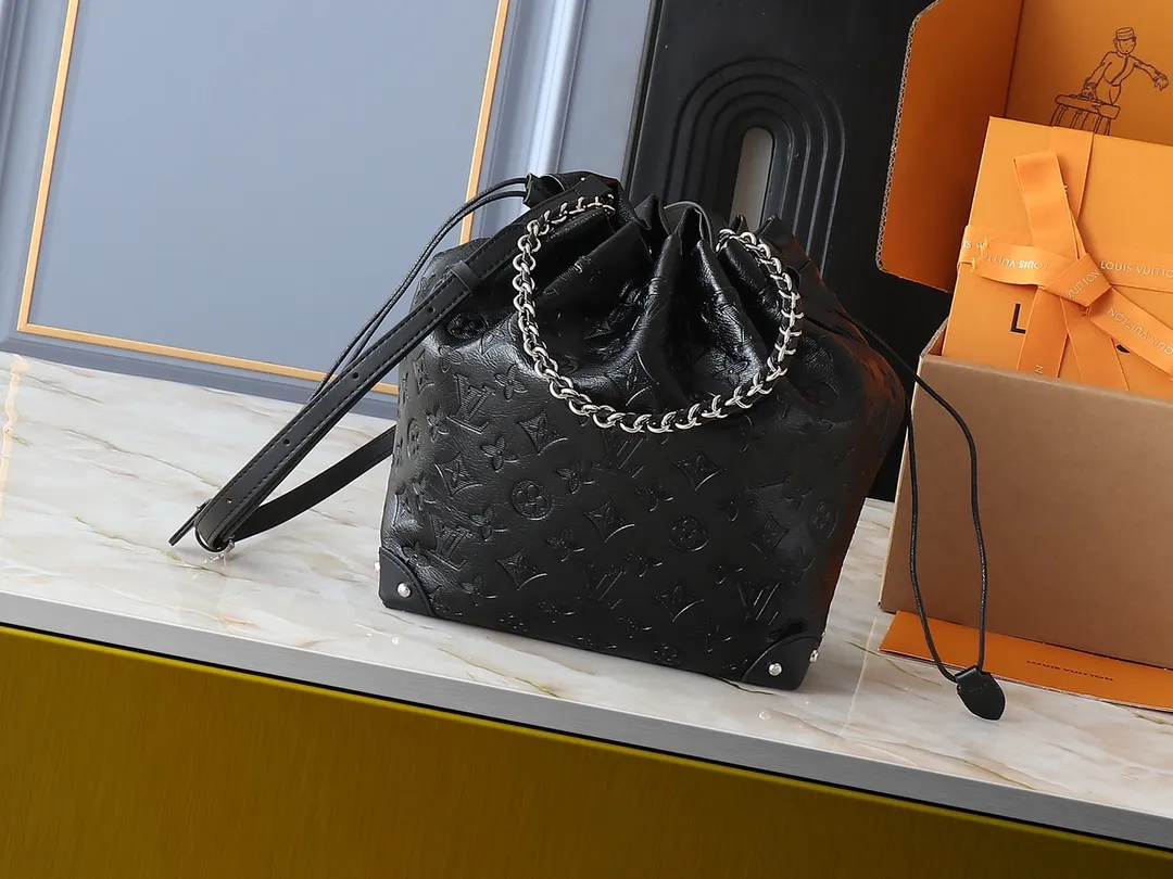 💰240💰Upgraded from the original M13484 M13324, the 2025 Cruise early spring series revisits the classic Noé handbag, adding a new member to the Trunk family. The Monogram Reverse canvas bag is equipped with a dazzling braided chain, and the leather corners and drawstring closure continue the iconic details. It can be carried by hand or cross-body to recreate the runway look. Dimensions: 23.0 x 27.0 x 8.0 cm (length x height x width)