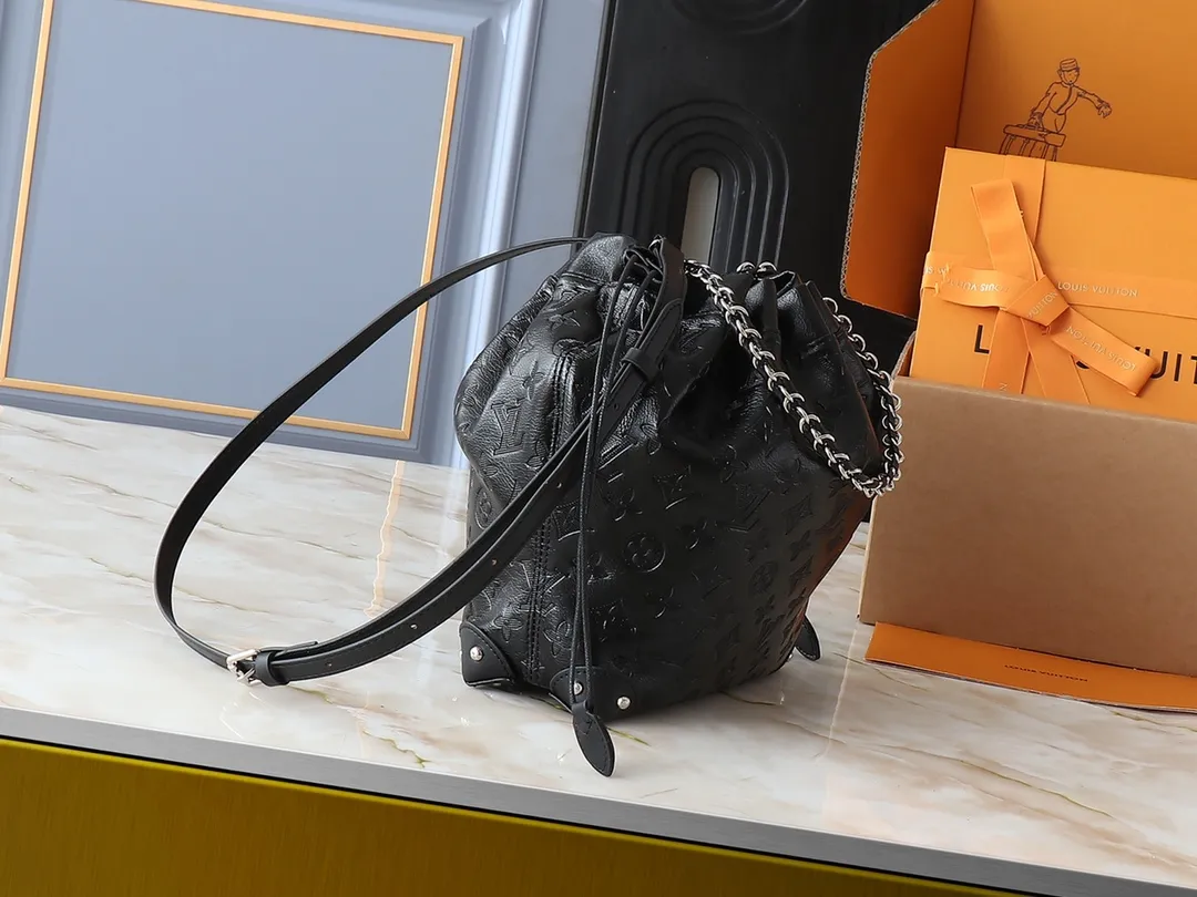 💰240💰Upgraded from the original M13484 M13324, the 2025 Cruise early spring series revisits the classic Noé handbag, adding a new member to the Trunk family. The Monogram Reverse canvas bag is equipped with a dazzling braided chain, and the leather corners and drawstring closure continue the iconic details. It can be carried by hand or cross-body to recreate the runway look. Dimensions: 23.0 x 27.0 x 8.0 cm (length x height x width)