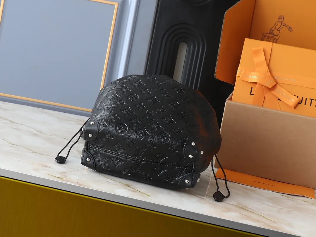 💰240💰Upgraded from the original M13484 M13324, the 2025 Cruise early spring series revisits the classic Noé handbag, adding a new member to the Trunk family. The Monogram Reverse canvas bag is equipped with a dazzling braided chain, and the leather corners and drawstring closure continue the iconic details. It can be carried by hand or cross-body to recreate the runway look. Dimensions: 23.0 x 27.0 x 8.0 cm (length x height x width)