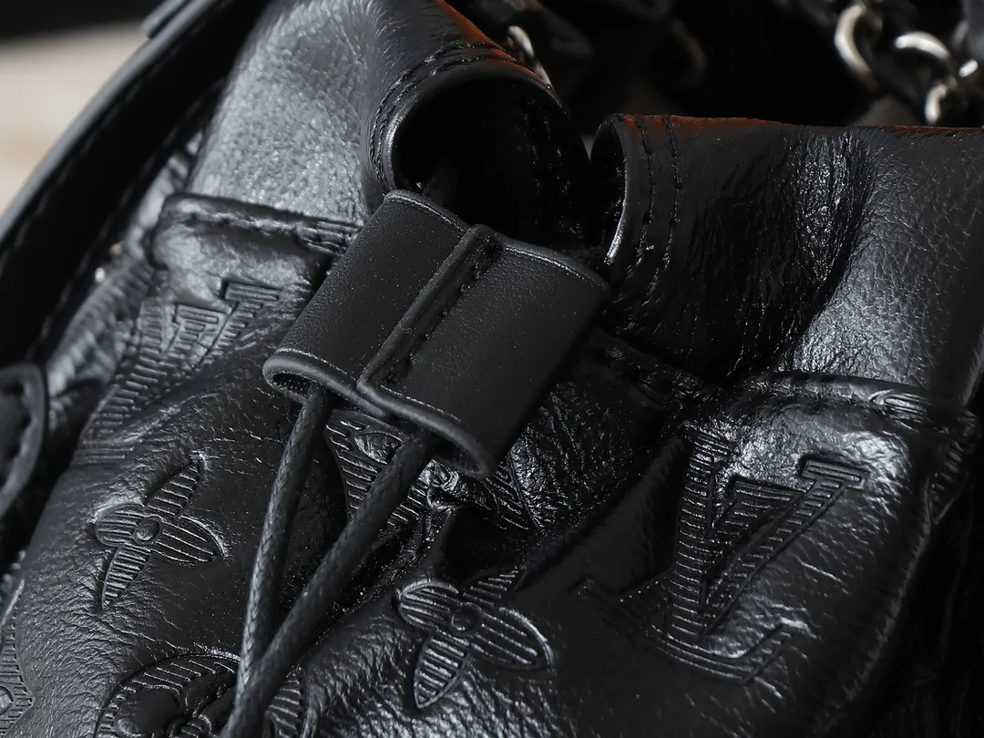 💰240💰Upgraded from the original M13484 M13324, the 2025 Cruise early spring series revisits the classic Noé handbag, adding a new member to the Trunk family. The Monogram Reverse canvas bag is equipped with a dazzling braided chain, and the leather corners and drawstring closure continue the iconic details. It can be carried by hand or cross-body to recreate the runway look. Dimensions: 23.0 x 27.0 x 8.0 cm (length x height x width)