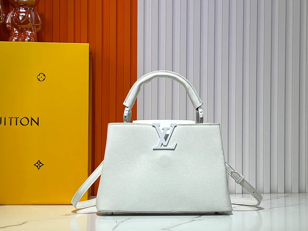 Batch 360💰Upgraded from the original M94519 M25255 M25256 M11798. This Capucines BB handbag is made of matte Taurillon cow leather with metal parts, which makes the classic design show off its neat style. The flap can be worn externally or internally, and the neat interior is equipped with multiple pockets. Attach the adjustable shoulder strap for easy cross-body wear. Dimensions: 27.0 x 17.3 x 9.0 cm (length x height x width)