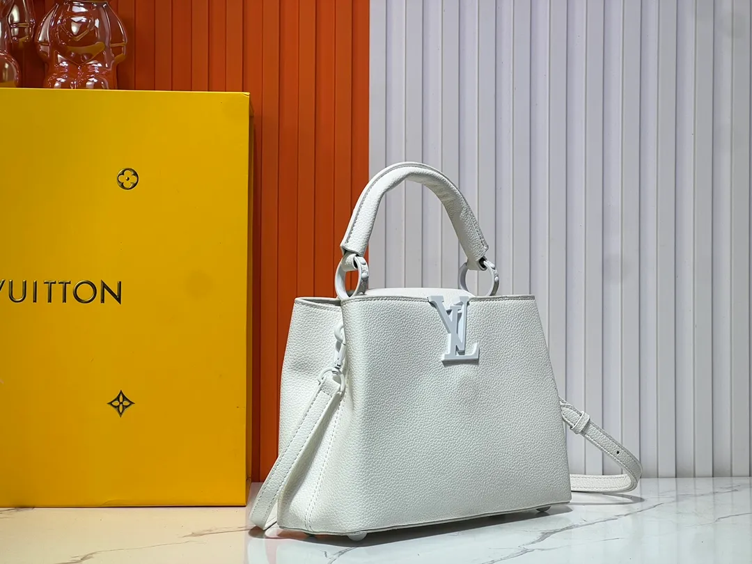Batch 360💰Upgraded from the original M94519 M25255 M25256 M11798. This Capucines BB handbag is made of matte Taurillon cow leather with metal parts, which makes the classic design show off its neat style. The flap can be worn externally or internally, and the neat interior is equipped with multiple pockets. Attach the adjustable shoulder strap for easy cross-body wear. Dimensions: 27.0 x 17.3 x 9.0 cm (length x height x width)