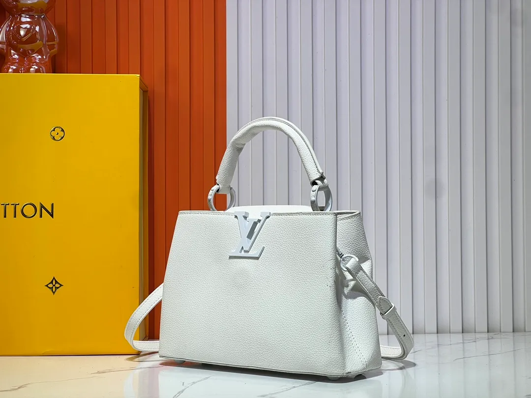 Batch 360💰Upgraded from the original M94519 M25255 M25256 M11798. This Capucines BB handbag is made of matte Taurillon cow leather with metal parts, which makes the classic design show off its neat style. The flap can be worn externally or internally, and the neat interior is equipped with multiple pockets. Attach the adjustable shoulder strap for easy cross-body wear. Dimensions: 27.0 x 17.3 x 9.0 cm (length x height x width)