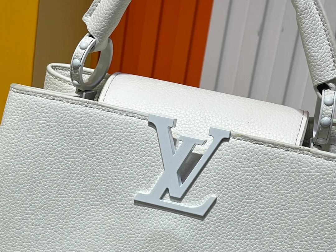 Batch 360💰Upgraded from the original M94519 M25255 M25256 M11798. This Capucines BB handbag is made of matte Taurillon cow leather with metal parts, which makes the classic design show off its neat style. The flap can be worn externally or internally, and the neat interior is equipped with multiple pockets. Attach the adjustable shoulder strap for easy cross-body wear. Dimensions: 27.0 x 17.3 x 9.0 cm (length x height x width)