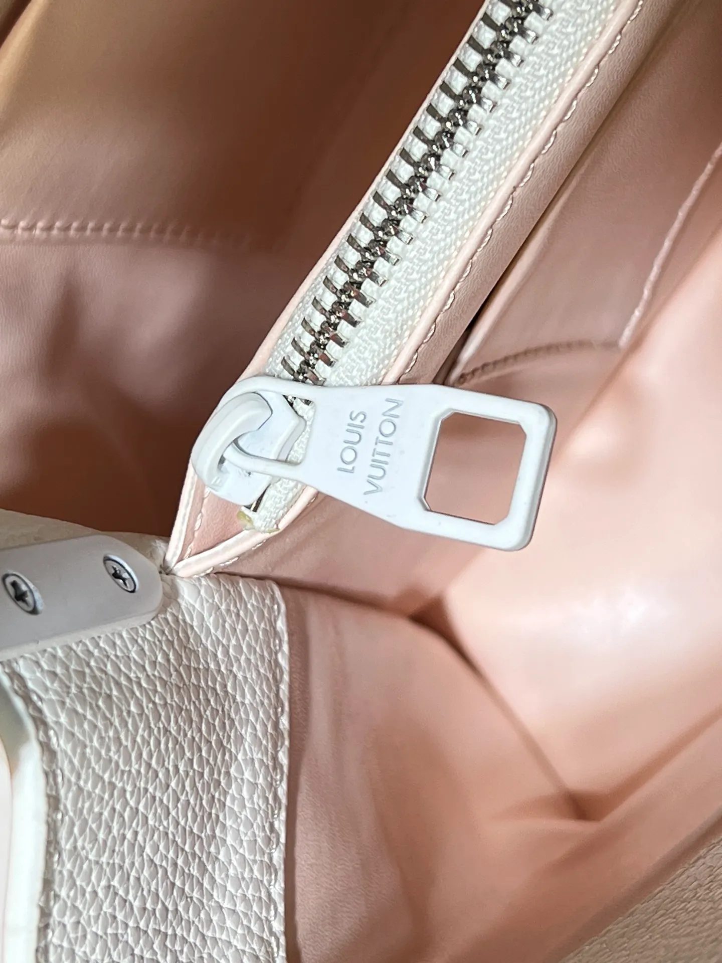 Batch 360💰Upgraded from the original M94519 M25255 M25256 M11798. This Capucines BB handbag is made of matte Taurillon cow leather with metal parts, which makes the classic design show off its neat style. The flap can be worn externally or internally, and the neat interior is equipped with multiple pockets. Attach the adjustable shoulder strap for easy cross-body wear. Dimensions: 27.0 x 17.3 x 9.0 cm (length x height x width)