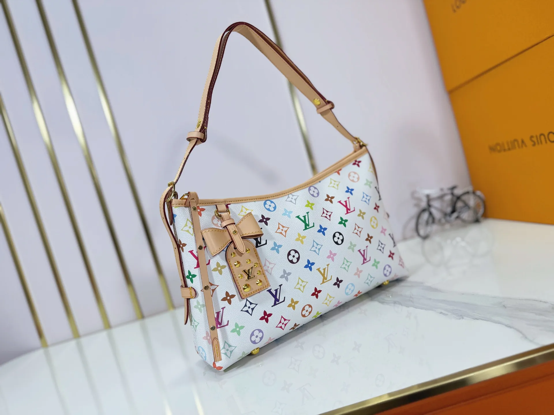 P280 M27578 Upgraded original LV new Takashi Murakami series white three-color tote bag~very practical and a popular item among many celebrities. Original white color fabric with discolored cowhide. Top-quality original hardware. The whole bag is cut with floral patterns and the upper body effect is great! Original order quality ~ super high return rate! size: 32×22×10