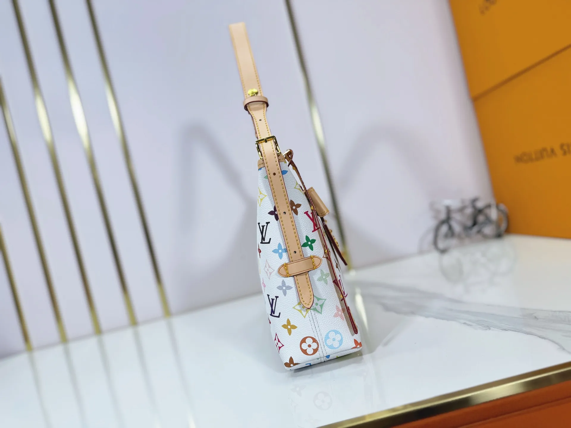 P280 M27578 Upgraded original LV new Takashi Murakami series white three-color tote bag~very practical and a popular item among many celebrities. Original white color fabric with discolored cowhide. Top-quality original hardware. The whole bag is cut with floral patterns and the upper body effect is great! Original order quality ~ super high return rate! size: 32×22×10