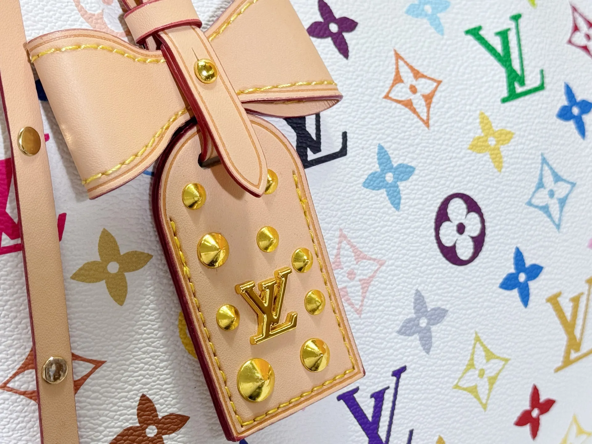 P280 M27578 Upgraded original LV new Takashi Murakami series white three-color tote bag~very practical and a popular item among many celebrities. Original white color fabric with discolored cowhide. Top-quality original hardware. The whole bag is cut with floral patterns and the upper body effect is great! Original order quality ~ super high return rate! size: 32×22×10