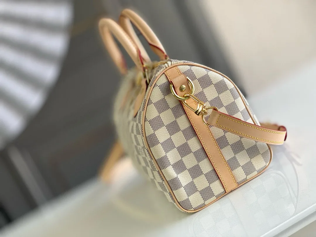 💰760 Top Original N41374 SPEEDY 25 Handbag (With Shoulder Strap) As a representative work of classic design, the Speedy 25 handbag shows full fashion sense whether it is carried cross-body, shoulder or handheld. Fresh and soft Damier Azur canvas adds a special touch. Detailed Features 25 x 19 x 15 cm (Length x Height x Width) Shiny gold-tone brass hardware and padlock Lockable double zipper closure Internal pocket D-ring for keys and accessories Soft fabric lining Shoulder strap: removable, adjustable Strap half-length: 46.5 cm Strap half-length adjustable to: 55.0 cm Handle: Double handle