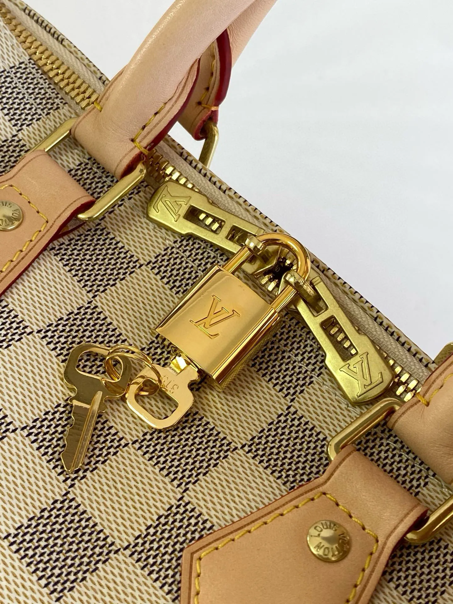 💰760 Top Original N41374 SPEEDY 25 Handbag (With Shoulder Strap) As a representative work of classic design, the Speedy 25 handbag shows full fashion sense whether it is carried cross-body, shoulder or handheld. Fresh and soft Damier Azur canvas adds a special touch. Detailed Features 25 x 19 x 15 cm (Length x Height x Width) Shiny gold-tone brass hardware and padlock Lockable double zipper closure Internal pocket D-ring for keys and accessories Soft fabric lining Shoulder strap: removable, adjustable Strap half-length: 46.5 cm Strap half-length adjustable to: 55.0 cm Handle: Double handle