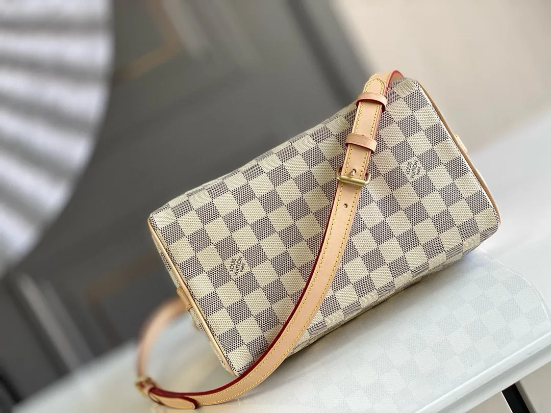 💰760 Top Original N41374 SPEEDY 25 Handbag (With Shoulder Strap) As a representative work of classic design, the Speedy 25 handbag shows full fashion sense whether it is carried cross-body, shoulder or handheld. Fresh and soft Damier Azur canvas adds a special touch. Detailed Features 25 x 19 x 15 cm (Length x Height x Width) Shiny gold-tone brass hardware and padlock Lockable double zipper closure Internal pocket D-ring for keys and accessories Soft fabric lining Shoulder strap: removable, adjustable Strap half-length: 46.5 cm Strap half-length adjustable to: 55.0 cm Handle: Double handle