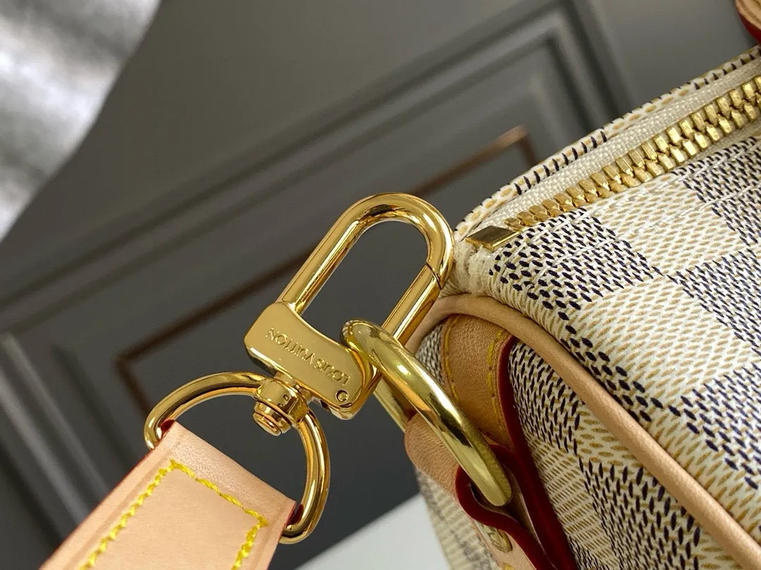 💰760 Top Original N41374 SPEEDY 25 Handbag (With Shoulder Strap) As a representative work of classic design, the Speedy 25 handbag shows full fashion sense whether it is carried cross-body, shoulder or handheld. Fresh and soft Damier Azur canvas adds a special touch. Detailed Features 25 x 19 x 15 cm (Length x Height x Width) Shiny gold-tone brass hardware and padlock Lockable double zipper closure Internal pocket D-ring for keys and accessories Soft fabric lining Shoulder strap: removable, adjustable Strap half-length: 46.5 cm Strap half-length adjustable to: 55.0 cm Handle: Double handle