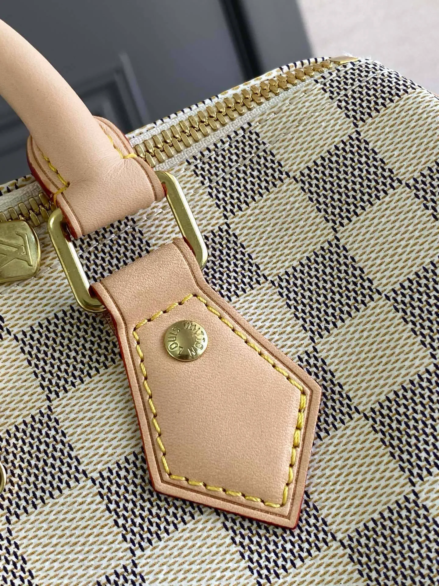 💰760 Top Original N41374 SPEEDY 25 Handbag (With Shoulder Strap) As a representative work of classic design, the Speedy 25 handbag shows full fashion sense whether it is carried cross-body, shoulder or handheld. Fresh and soft Damier Azur canvas adds a special touch. Detailed Features 25 x 19 x 15 cm (Length x Height x Width) Shiny gold-tone brass hardware and padlock Lockable double zipper closure Internal pocket D-ring for keys and accessories Soft fabric lining Shoulder strap: removable, adjustable Strap half-length: 46.5 cm Strap half-length adjustable to: 55.0 cm Handle: Double handle