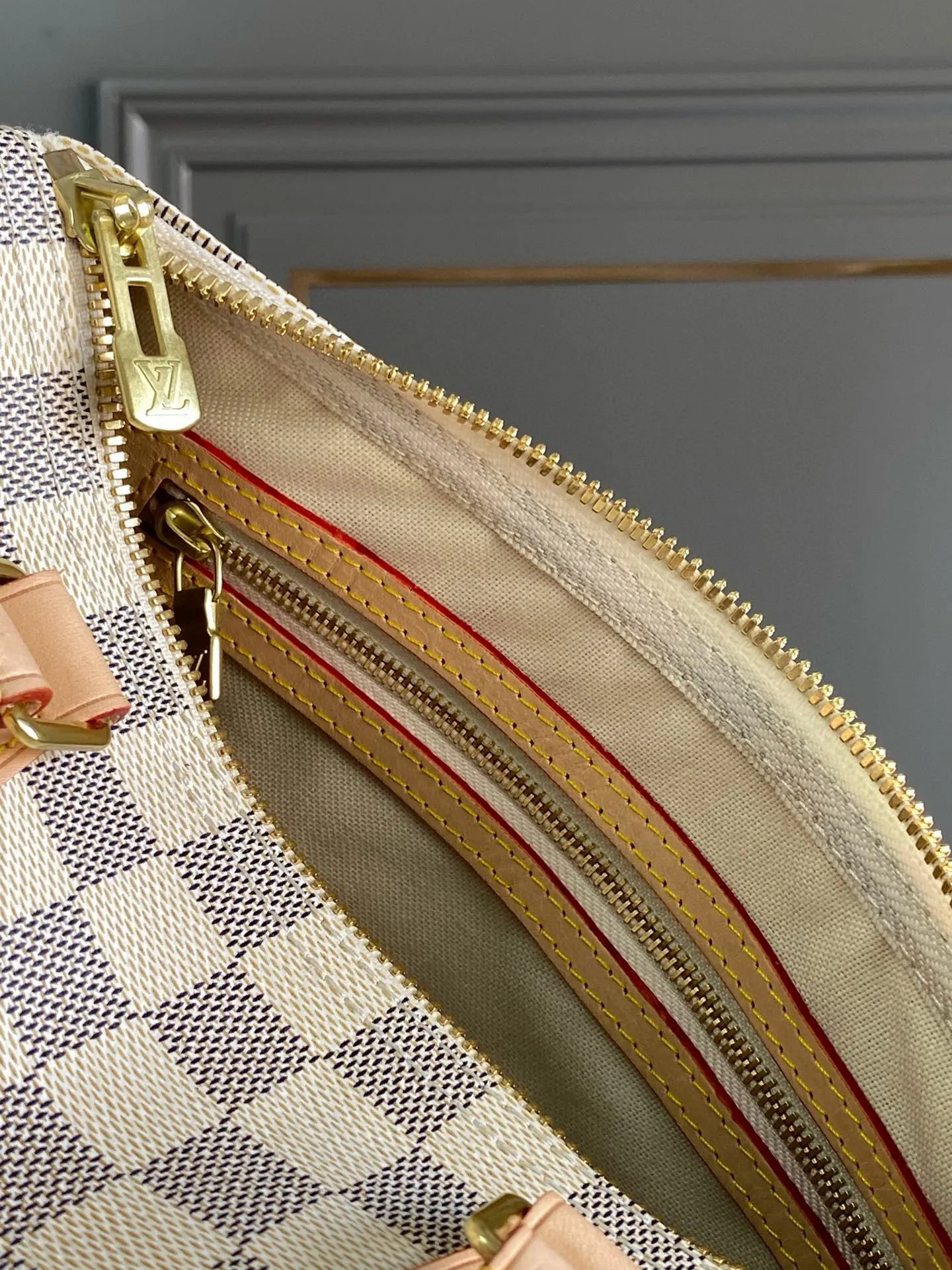 💰760 Top Original N41374 SPEEDY 25 Handbag (With Shoulder Strap) As a representative work of classic design, the Speedy 25 handbag shows full fashion sense whether it is carried cross-body, shoulder or handheld. Fresh and soft Damier Azur canvas adds a special touch. Detailed Features 25 x 19 x 15 cm (Length x Height x Width) Shiny gold-tone brass hardware and padlock Lockable double zipper closure Internal pocket D-ring for keys and accessories Soft fabric lining Shoulder strap: removable, adjustable Strap half-length: 46.5 cm Strap half-length adjustable to: 55.0 cm Handle: Double handle