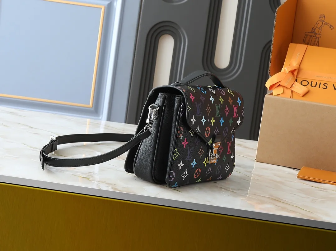 💰260💰Upgraded from the original M40780 M41487 Takashi Murakami co-branded POCHETTE MÉTIS handbag. The Pochette Métis handbag interprets the classic college backpack with a restrained yet ingenious design. Soft Monogram Empreinte leather creates a compact and flexible structure that hides plenty of space. Dimensions: 25 x 19 x 7 cm (length x height x width)