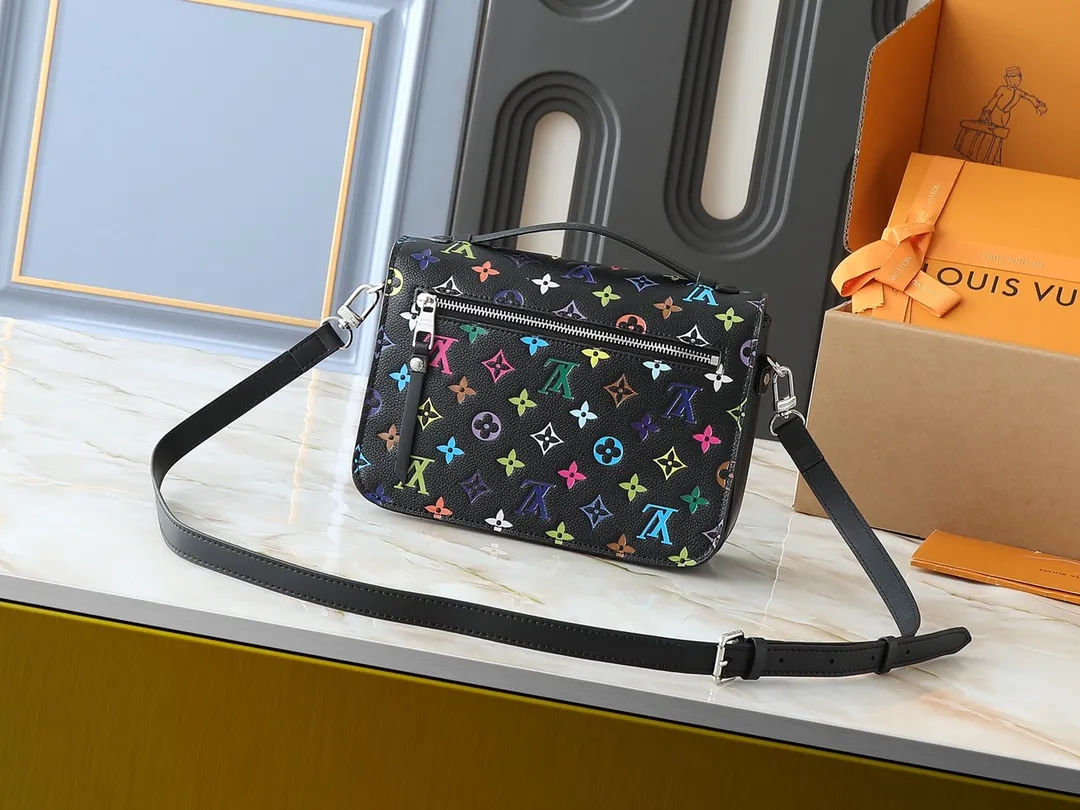 💰260💰Upgraded from the original M40780 M41487 Takashi Murakami co-branded POCHETTE MÉTIS handbag. The Pochette Métis handbag interprets the classic college backpack with a restrained yet ingenious design. Soft Monogram Empreinte leather creates a compact and flexible structure that hides plenty of space. Dimensions: 25 x 19 x 7 cm (length x height x width)