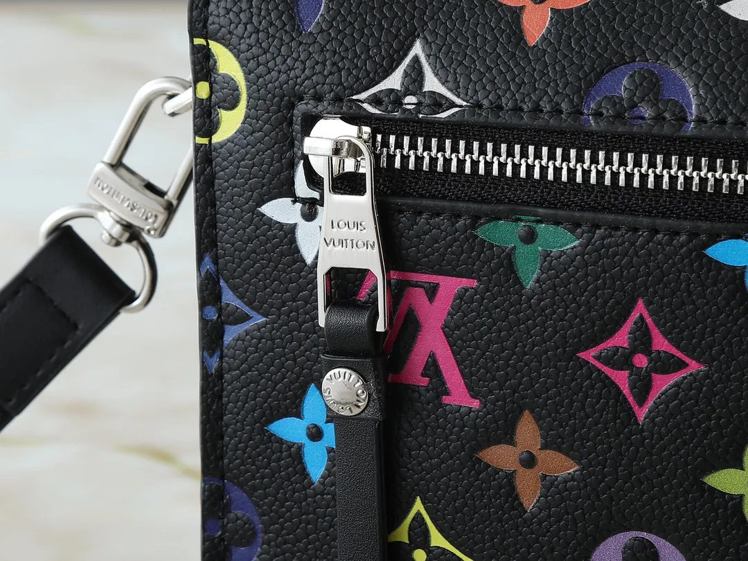 💰260💰Upgraded from the original M40780 M41487 Takashi Murakami co-branded POCHETTE MÉTIS handbag. The Pochette Métis handbag interprets the classic college backpack with a restrained yet ingenious design. Soft Monogram Empreinte leather creates a compact and flexible structure that hides plenty of space. Dimensions: 25 x 19 x 7 cm (length x height x width)