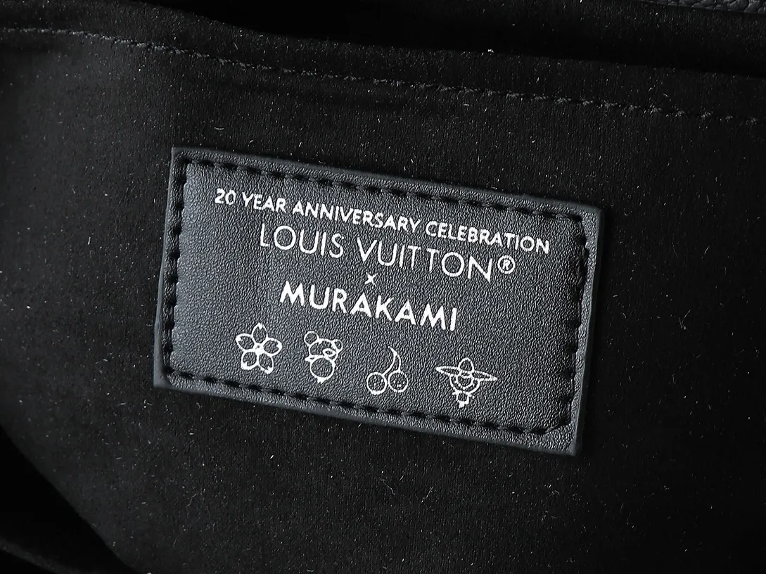 💰260💰Upgraded from the original M40780 M41487 Takashi Murakami co-branded POCHETTE MÉTIS handbag. The Pochette Métis handbag interprets the classic college backpack with a restrained yet ingenious design. Soft Monogram Empreinte leather creates a compact and flexible structure that hides plenty of space. Dimensions: 25 x 19 x 7 cm (length x height x width)