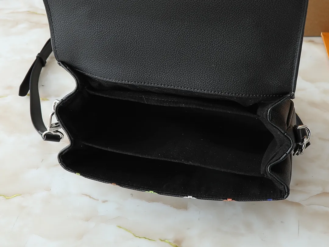 💰260💰Upgraded from the original M40780 M41487 Takashi Murakami co-branded POCHETTE MÉTIS handbag. The Pochette Métis handbag interprets the classic college backpack with a restrained yet ingenious design. Soft Monogram Empreinte leather creates a compact and flexible structure that hides plenty of space. Dimensions: 25 x 19 x 7 cm (length x height x width)