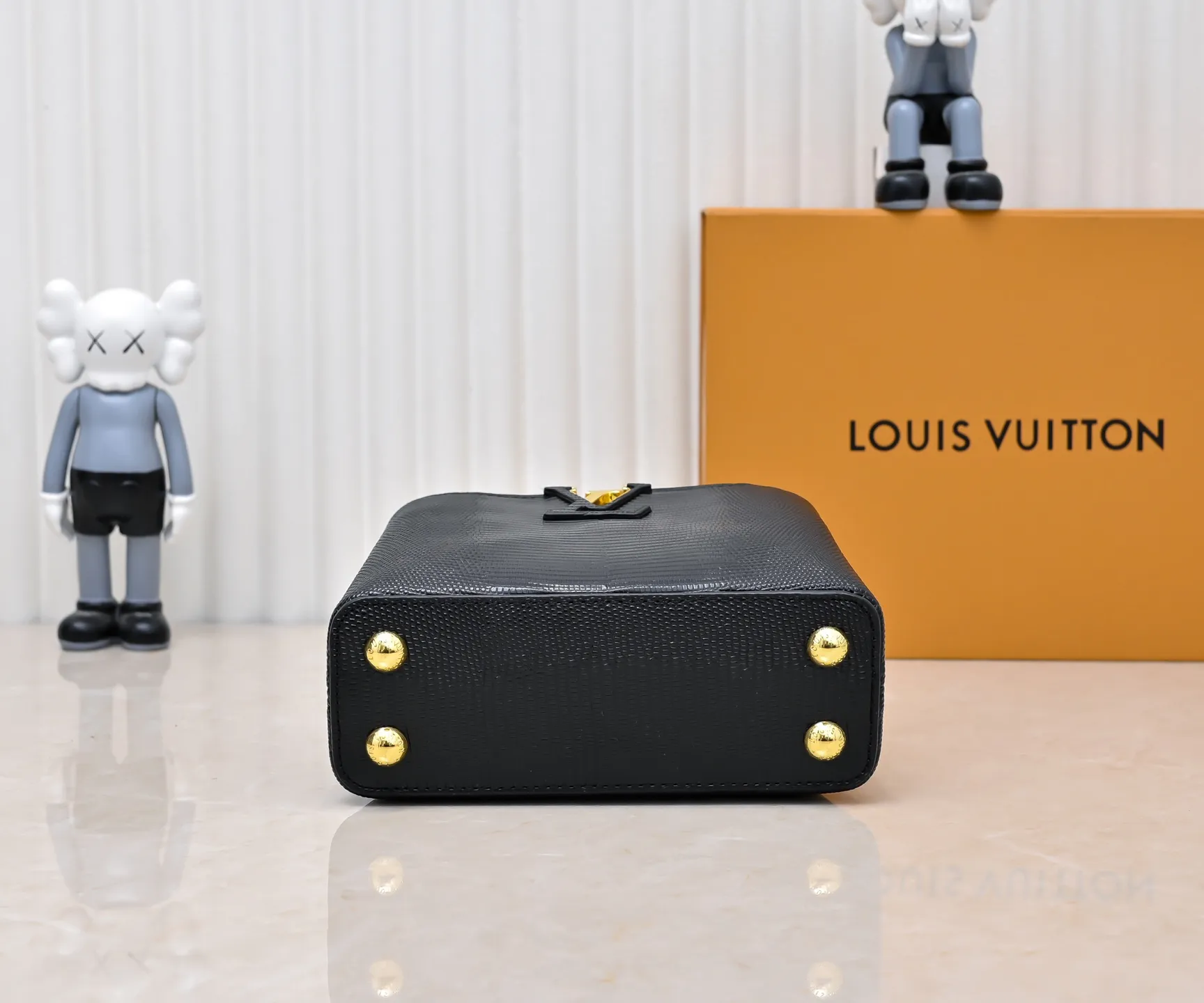 Top original P400 Guangzhou product M99527 black lizard gold buckle This Capucines mini handbag is wrapped in gorgeous lizard leather and lined with fine sheepskin, embellished with dazzling metal parts. The flip cover reads LV letters inside, and a Monogram flower blooms when turned out. Its compact size makes it a dazzling choice for evening occasions. Detailed features 21 x 14 x 8 cm (length x height x width)