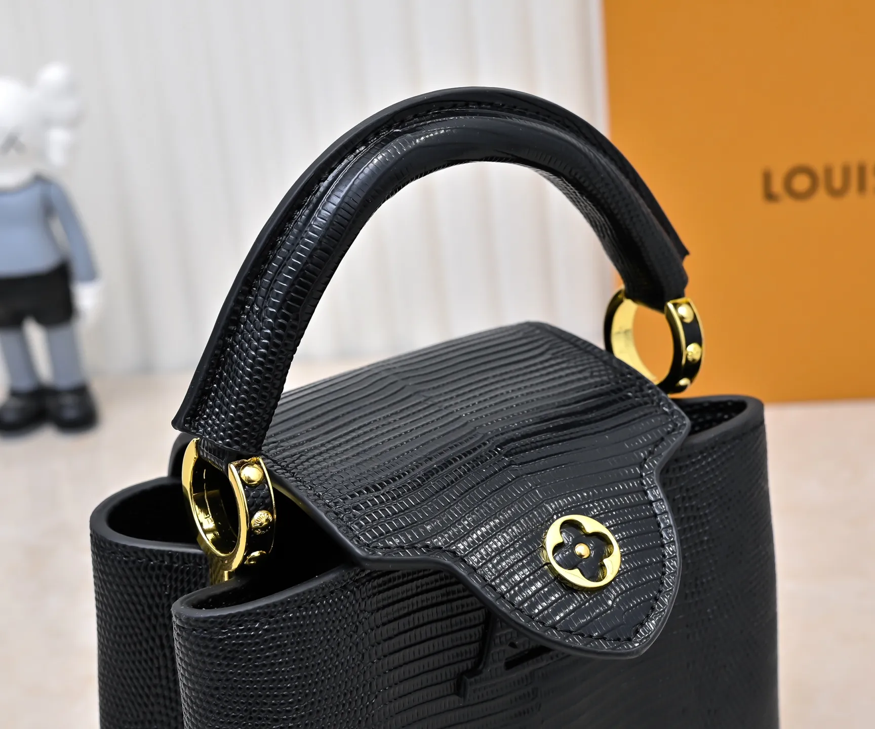 Top original P400 Guangzhou product M99527 black lizard gold buckle This Capucines mini handbag is wrapped in gorgeous lizard leather and lined with fine sheepskin, embellished with dazzling metal parts. The flip cover reads LV letters inside, and a Monogram flower blooms when turned out. Its compact size makes it a dazzling choice for evening occasions. Detailed features 21 x 14 x 8 cm (length x height x width)