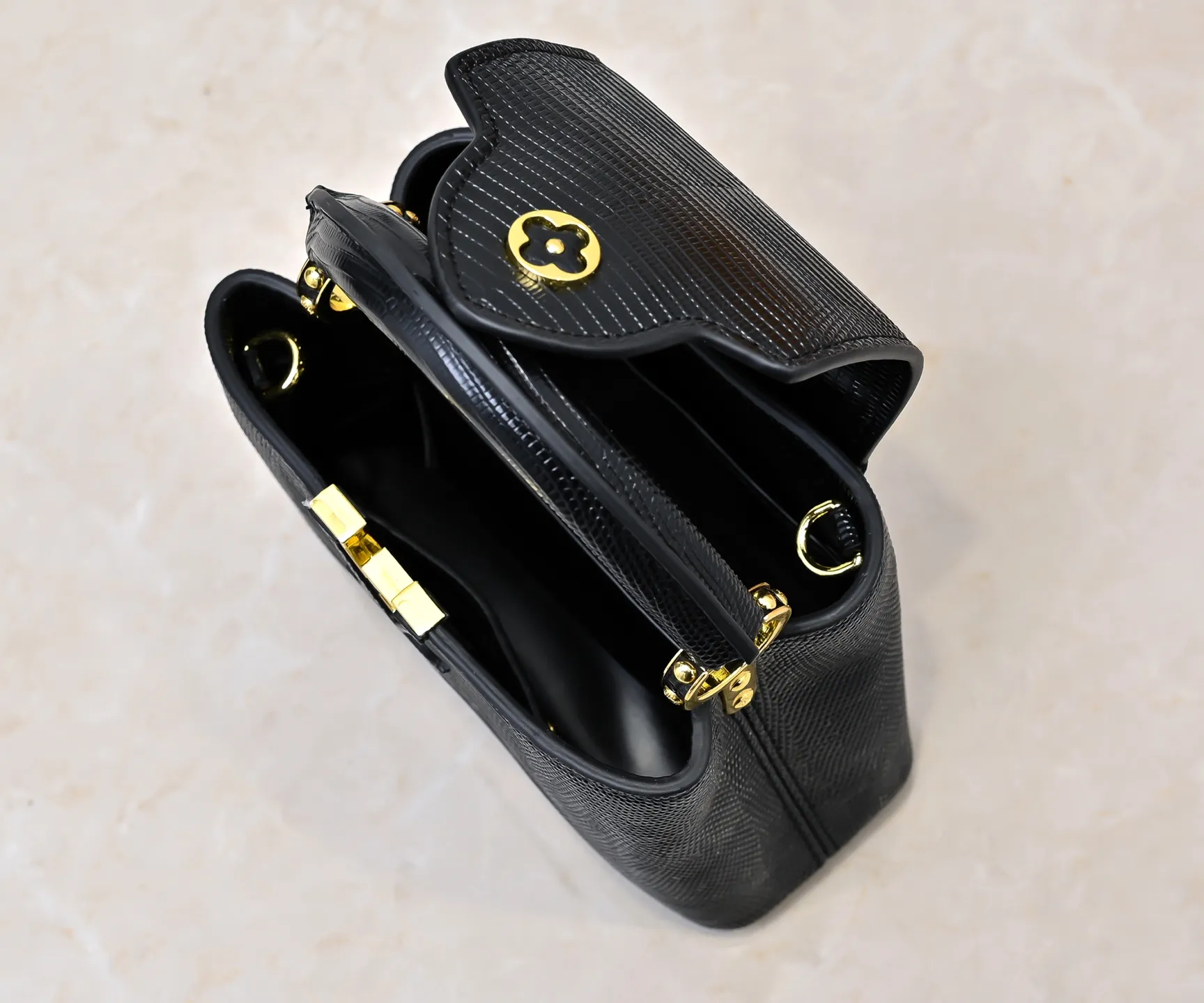 Top original P400 Guangzhou product M99527 black lizard gold buckle This Capucines mini handbag is wrapped in gorgeous lizard leather and lined with fine sheepskin, embellished with dazzling metal parts. The flip cover reads LV letters inside, and a Monogram flower blooms when turned out. Its compact size makes it a dazzling choice for evening occasions. Detailed features 21 x 14 x 8 cm (length x height x width)