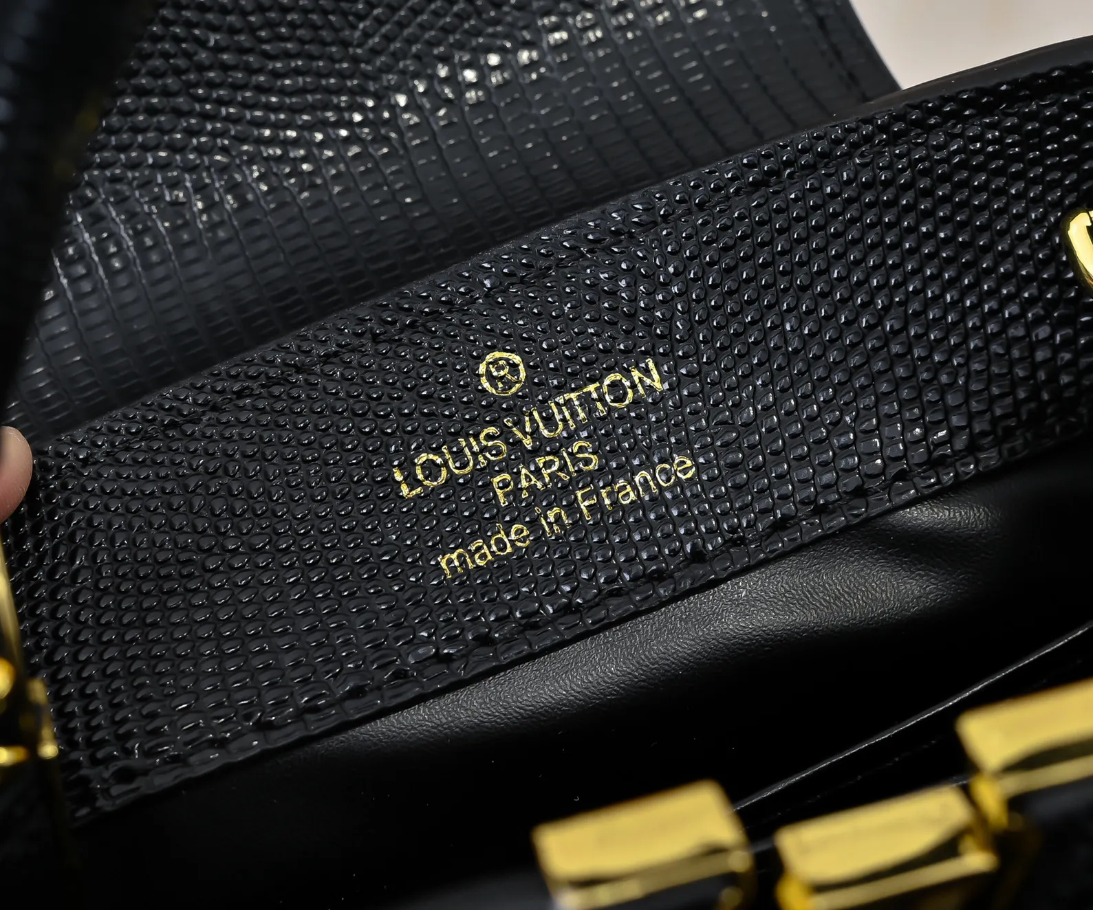 Top original P400 Guangzhou product M99527 black lizard gold buckle This Capucines mini handbag is wrapped in gorgeous lizard leather and lined with fine sheepskin, embellished with dazzling metal parts. The flip cover reads LV letters inside, and a Monogram flower blooms when turned out. Its compact size makes it a dazzling choice for evening occasions. Detailed features 21 x 14 x 8 cm (length x height x width)
