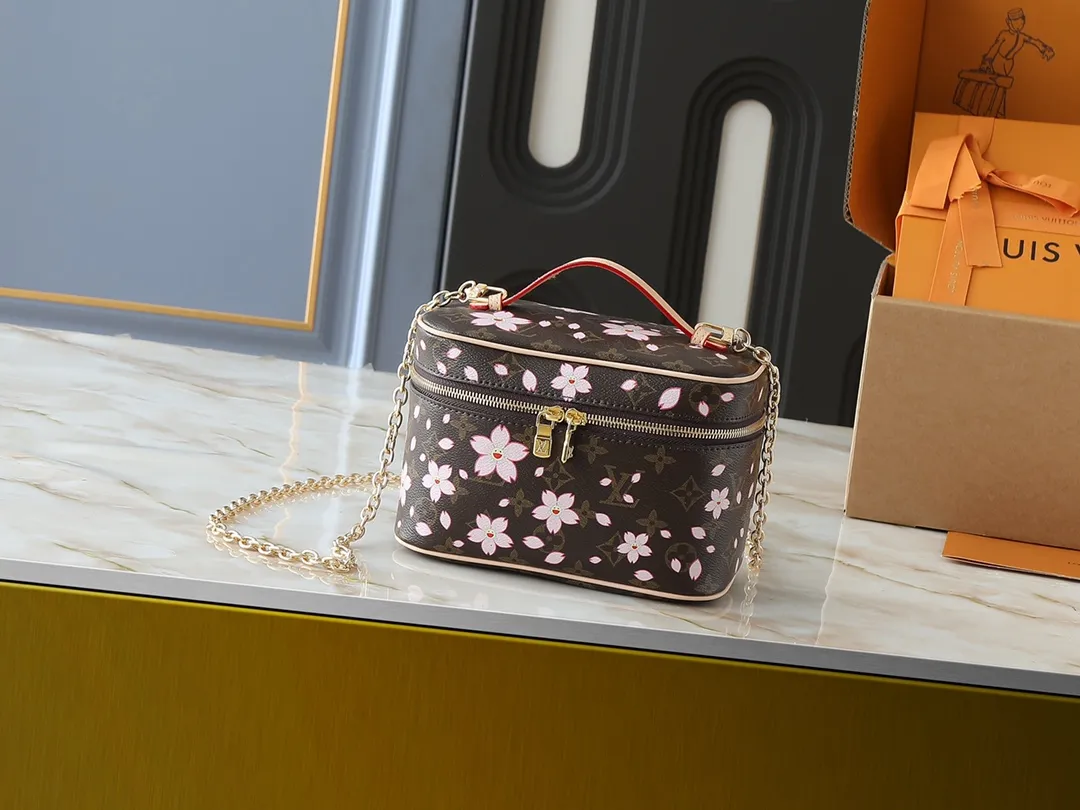 💰240💰Upgraded from the original M14181 M44495 M42265 M44936 M42263 This Nice mini cosmetic bag is made of Monogram coated canvas. The box-shaped outline is condensed with rounded strokes. The Cherry Blossom pattern releases the joyful atmosphere of the Louis Vuitton size：20x13.5x12cm